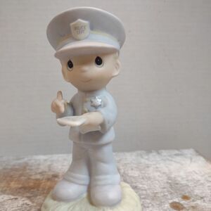 👍 Precious Moments Policeman. C2